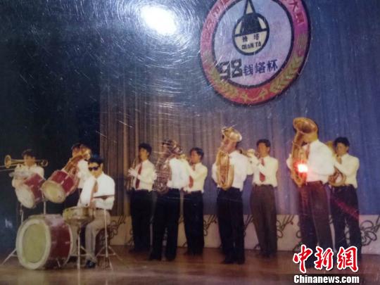 浙江海宁一人连续十年义务办晚会为乡亲送快乐