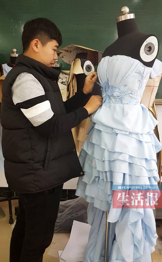 技校学服装设计男生增多 男做"女红"谁说不如女?