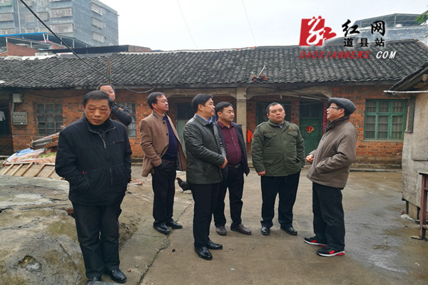 1月8日,道县县委副书记,县长李天明(右四)县瓷厂向职工了解情况.