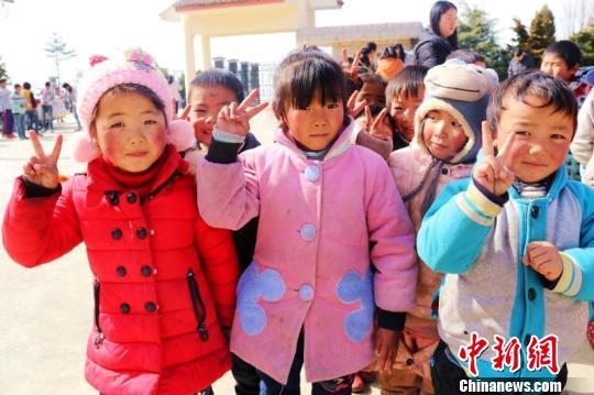“青春暖冬行动”升温为云南9州市“冰花”孩子送温暖