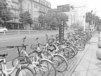 武汉共享单车禁停区运行近1月禁停提示牌被单车围堵