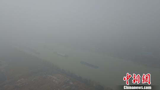 江苏多地遭到大雾锁城局部地区能见度不足100米