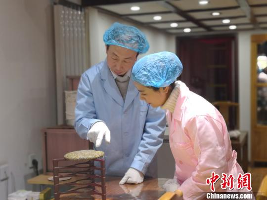 兰州市民体验自制茶饼传统文化借“DIY”融入生活
