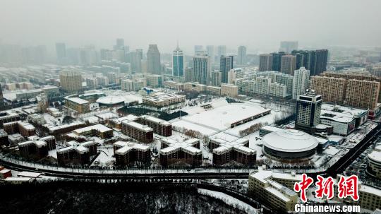 辽宁大连迎入冬以来首场强降雪多部门合力应对