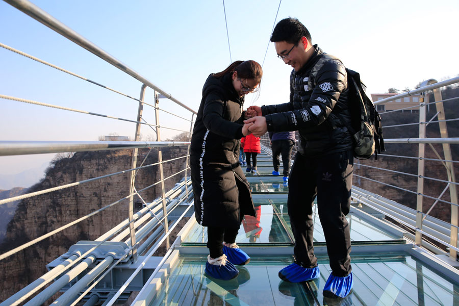 Glass bridges draw tourists, concern