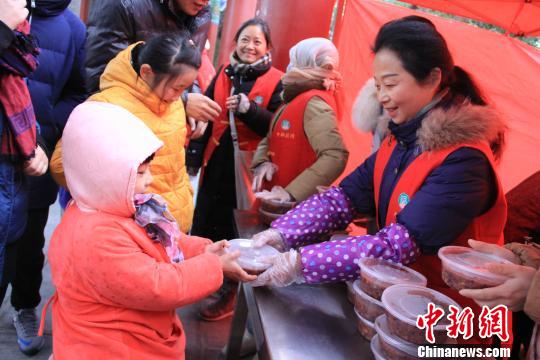 腊八节合肥开福禅寺施粥为市民送祝福