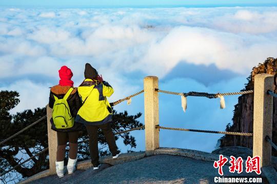 黄山之巅现“佛光”景象持续一个多小时（图）