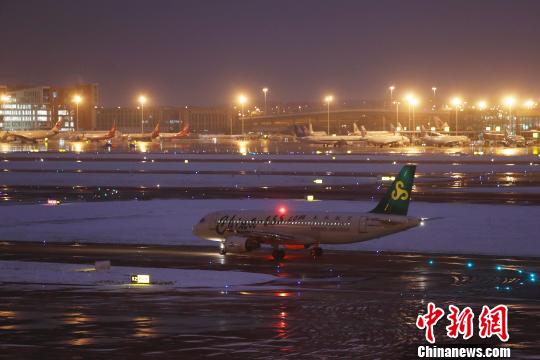 上海大雪两大机场逐步恢复正常运行