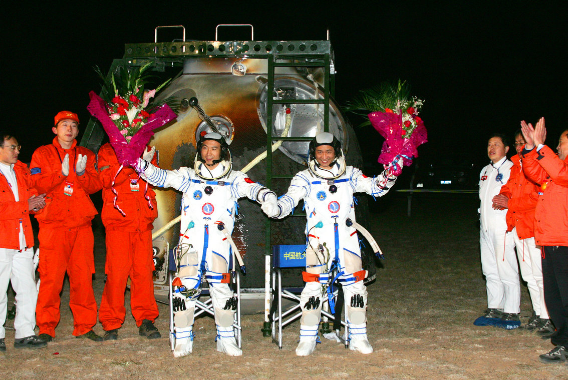 2005年10月17日 费俊龙 聂海胜在四子王旗着陆场返回出舱 摄影：新华社