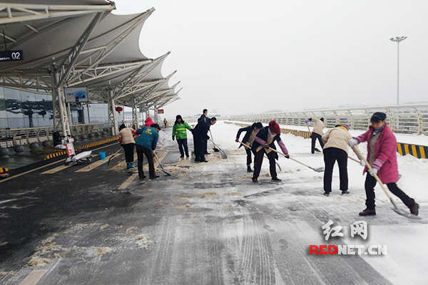积极应对冰冻雨雪天气 南岳机场恢复正常使用