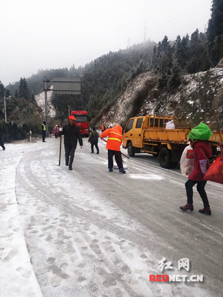郴州公路系统全力以赴抗冰除雪防滑保畅通