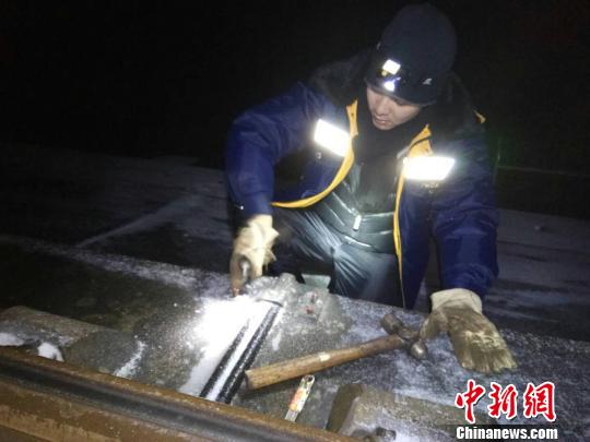 铁路线上冰雪“夜行侠”脱棉衣护设备（图）