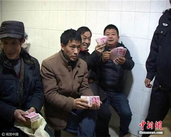 资料图：南京警方助民工讨薪，近50万元欠款被发放。 雨田 摄 图片来源：视觉中国