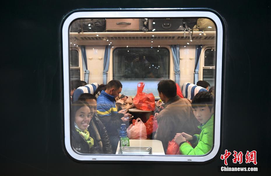 2018年中国春运启幕 旅客踏上返乡路