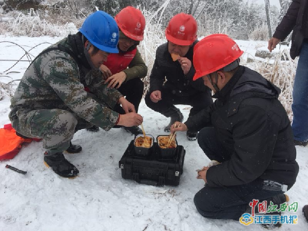 风雪“除冰者”：这道暖心风景线 比雪景更美