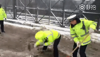 风雪“除冰者”：这道暖心风景线 比雪景更美