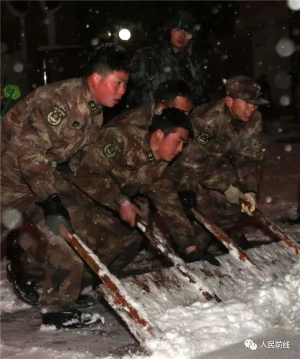 风雪“除冰者”：这道暖心风景线 比雪景更美