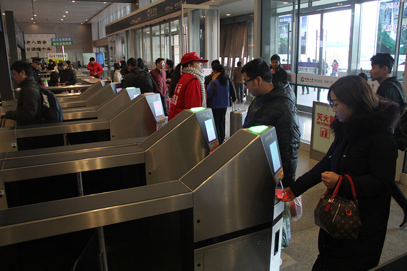 西安北站，旅客正在使用“刷脸”系统进站。（图片由西安北站提供）