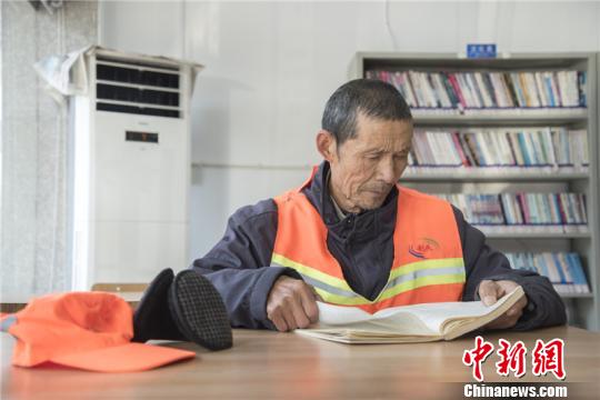 七旬环卫工下班坚持到图书馆看书：每次都把手洗干净