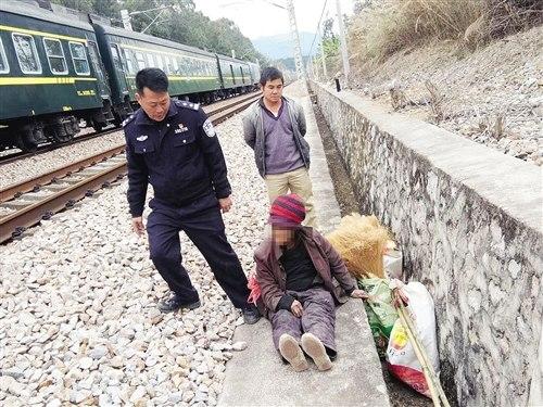 老人瘫坐铁轨民警冒死相救瞬间一列火车飞驰而过