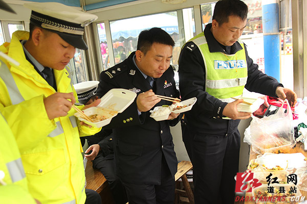 道县交警每天连续奋战11个小时 在岗位上的吃午餐（组图） 