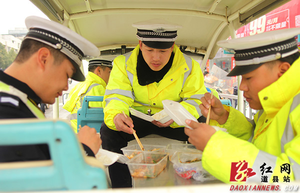道县交警每天连续奋战11个小时 在岗位上的吃午餐（组图） 