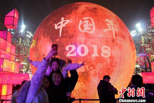 （新春见闻）民众夜游古城西安感受“浓浓年味”