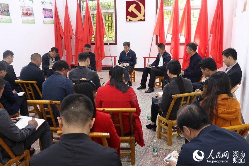 长沙经开区党工委书记、长沙县委书记曾超群来到双江社区服务中心，向大家宣讲十九大精神。
