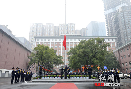 新年升国旗仪式鼓舞长沙警方使命感、责任感和