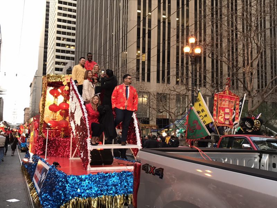 旧金山中国新年大巡游 载歌载舞人气旺旺