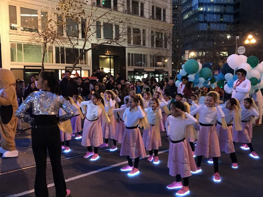 旧金山中国新年大巡游 载歌载舞人气旺旺