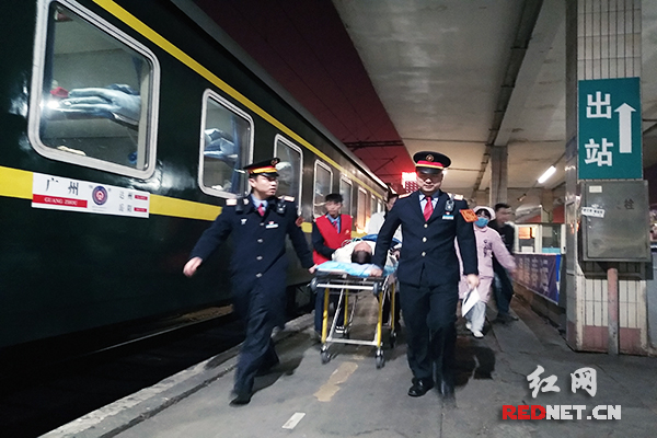 株洲火车站工作人员协助急救人员对旅客展开急救.