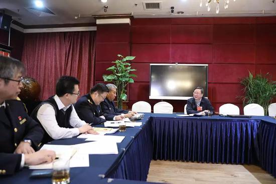 交通运输部海事局副局长李世新代表交通运输部向杨华进行当面反馈。