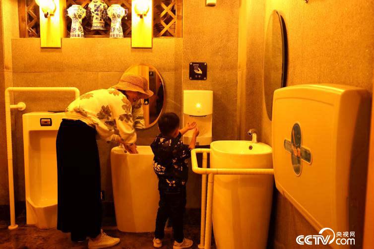 丽江古城的厕所内都设有极为人性化的第三卫生间，设施全部按照无障碍设计规范设计，还特别增设了儿童小便位、儿童安全座椅等。