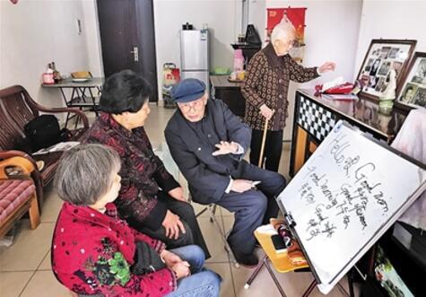 102岁老人仍痴爱学习 儿子:与书相伴是长寿秘