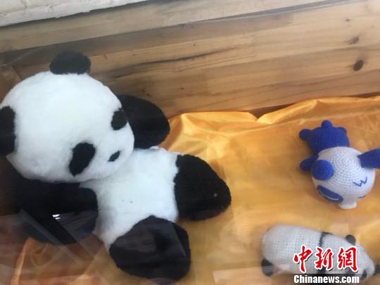留守妇女变“熊猫妈妈”成都仿真熊猫走出国门