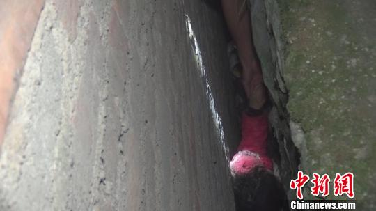 贵州一小女孩被卡墙缝消防紧急救援