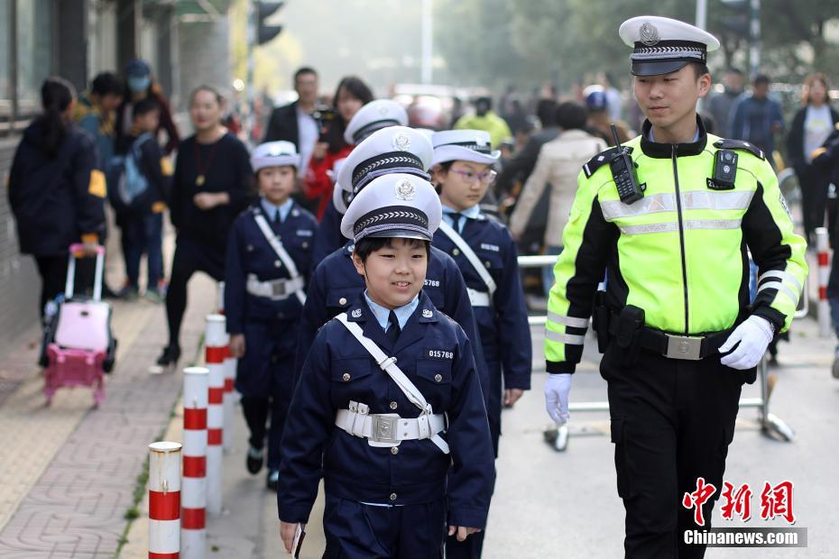 全国中小学生安全教育日 小交警为平安出行“打call”