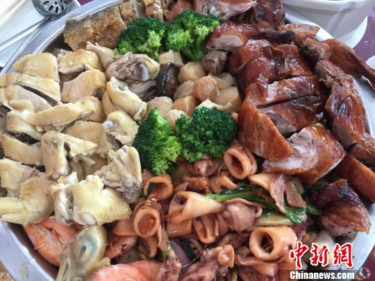 广东平海上演“土豆大盆宴”吸引数千名海内外游客