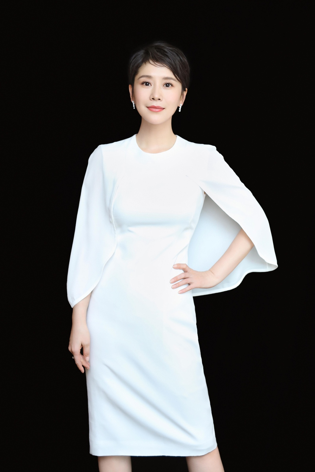 海清出席品牌活动 白色连衣裙尽展温婉成熟魅力