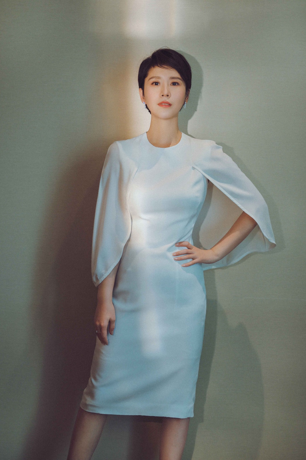 海清出席品牌活动 白色连衣裙尽展温婉成熟魅力