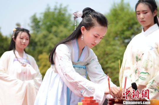 江西高校学子扮“花神”弘扬传统文化庆“花朝”