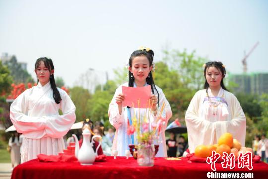 琴音缭绕，“花神”捧花缓缓入场，俯身90度向祭像作揖礼，紧接着焚香、献祭、撤馔、分食福胙等环节。葛畅 摄