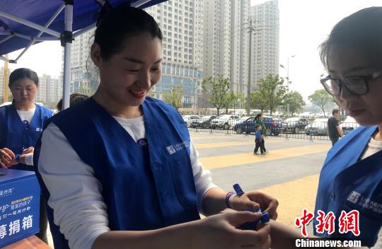 扬州民众手腕系蓝丝带守护“星星的孩子”