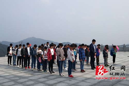 双牌:“缅怀先烈,继承遗志”阳明山学校师生重走长征路