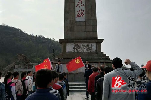 双牌:“缅怀先烈,继承遗志”阳明山学校师生重走长征路