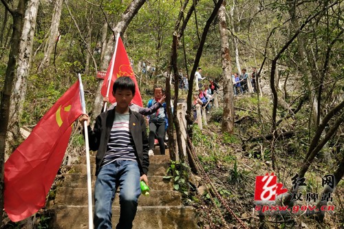双牌:“缅怀先烈,继承遗志”阳明山学校师生重走长征路