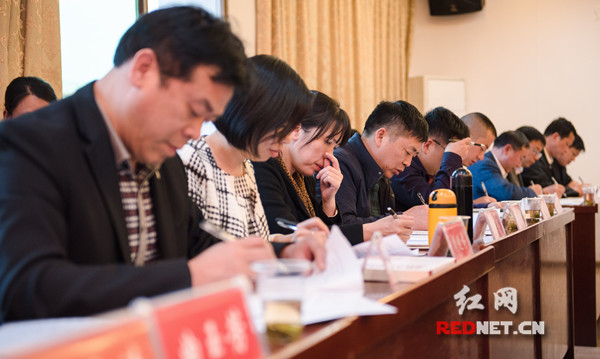 （图片新闻）蓝山千余名干部参加闭卷考试
