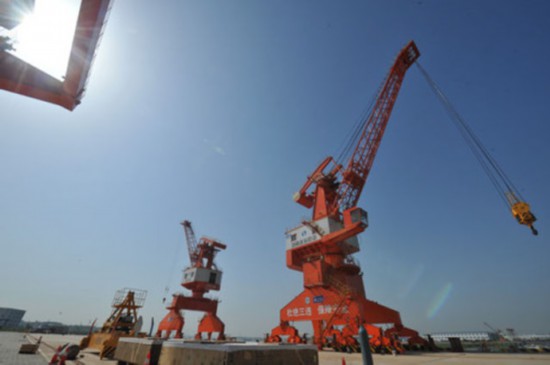 即将投入运营的长沙铜官港塔吊设备（4月9日摄）。图片均由新华社记者龙弘涛摄