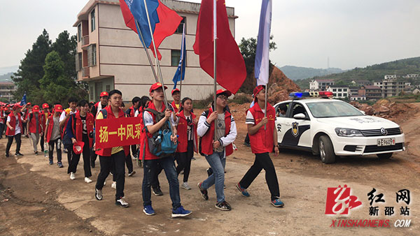 新邵交警为县一中远足活动全程保驾护航